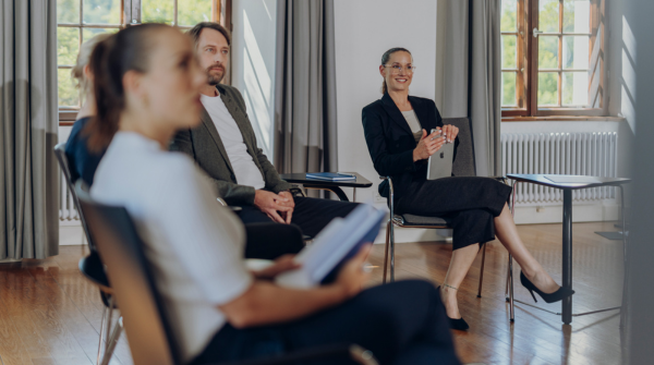 Teil einer sitzenden Seminargruppe