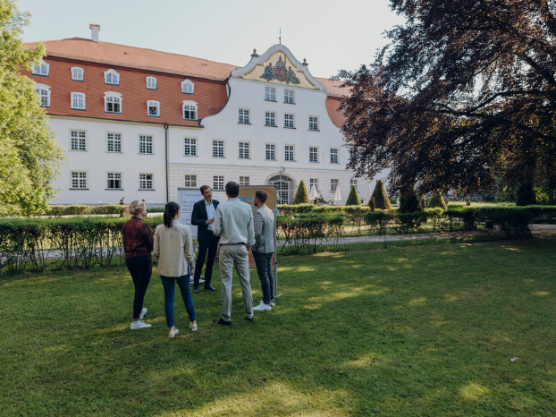 Seminargruppe im Schlosspark vor Schloss Lautrach