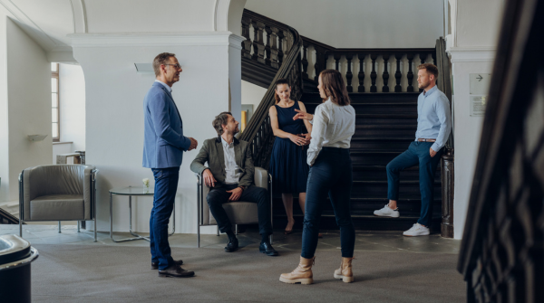 Seminargruppe im Treppenhaus von Schloss Lautrach