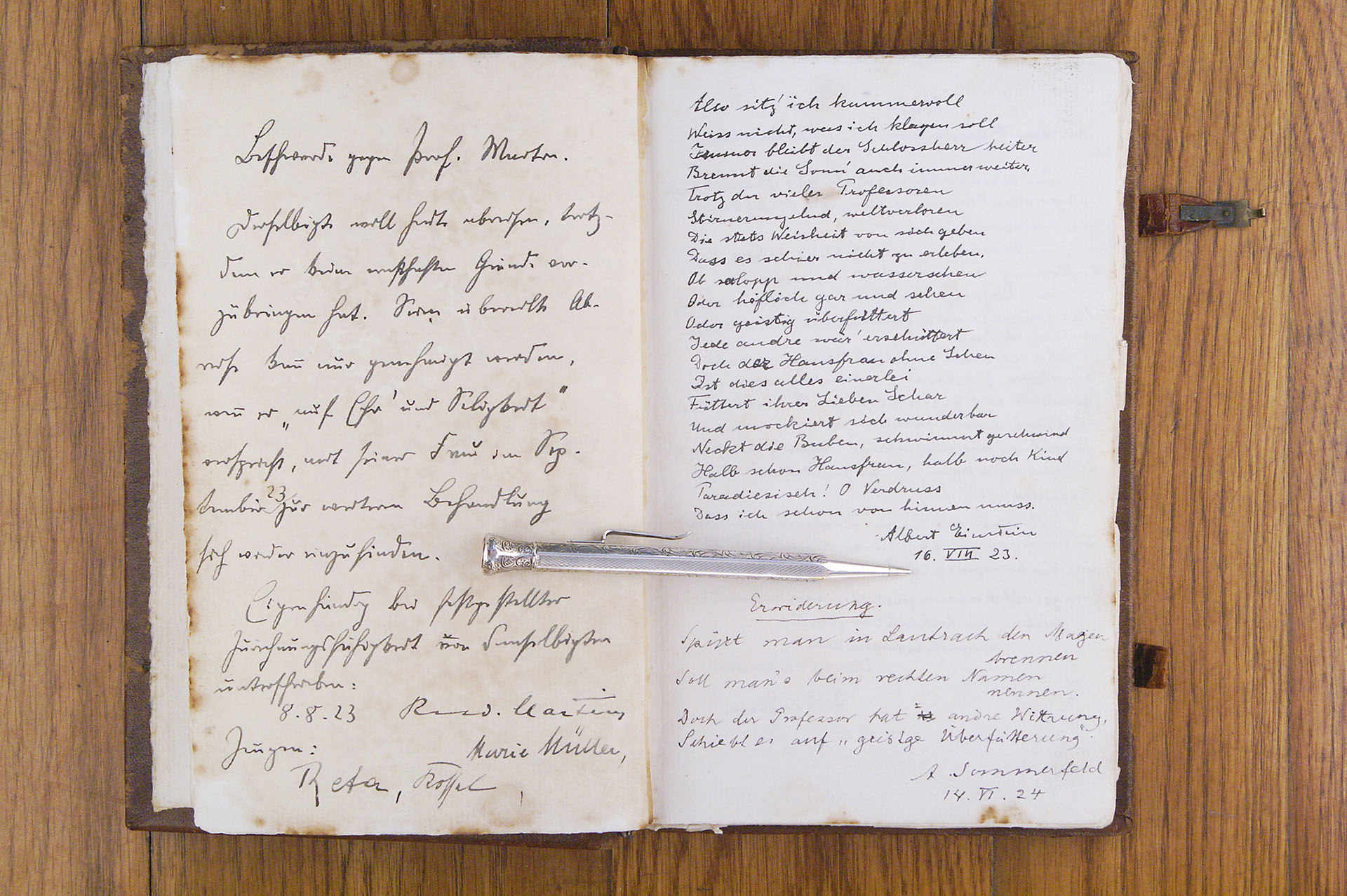»Paradiesisch! O Verdruss, dass ich schon von hinnen muss«, schrieb Albert Einstein 1923 in das Gästebuch von Schloss Lautrach. »Paradiesisch! O Verdruss, dass ich schon von hinnen muss«, schrieb Albert Einstein 1923 in das Gästebuch von Schloss Lautrach. Kommen Sie mit auf einen Streifzug durch die interessante Geschichte unseres Hauses und begegnen Sie bemerkenswerten Persönlichkeiten, die Spuren auf Schloss Lautrach hinterlassen haben …